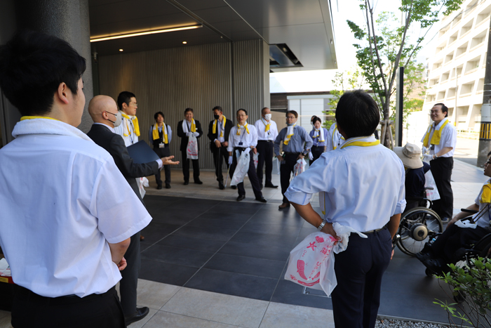 社屋の前で打合せを行う社員たち