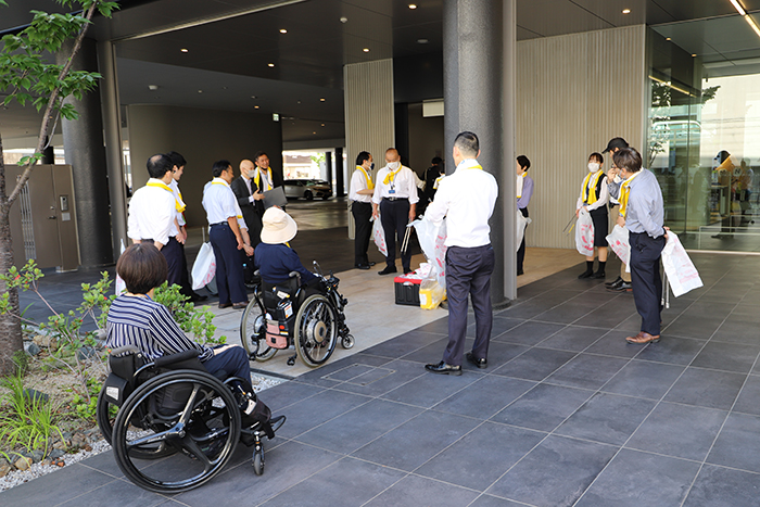 社屋の前で打合せを行う社員たち