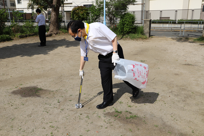 地域清掃活動を行う男性社員