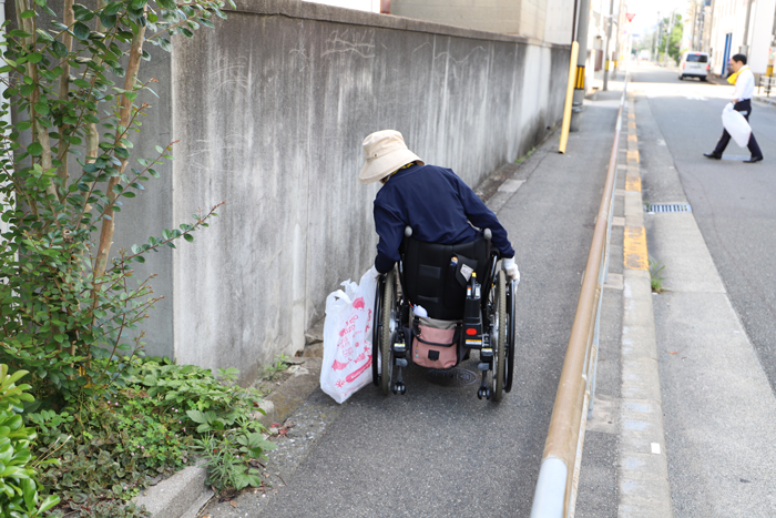 地域清掃活動を行う女性社員