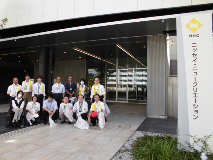 参加者全員で会社前の記念写真