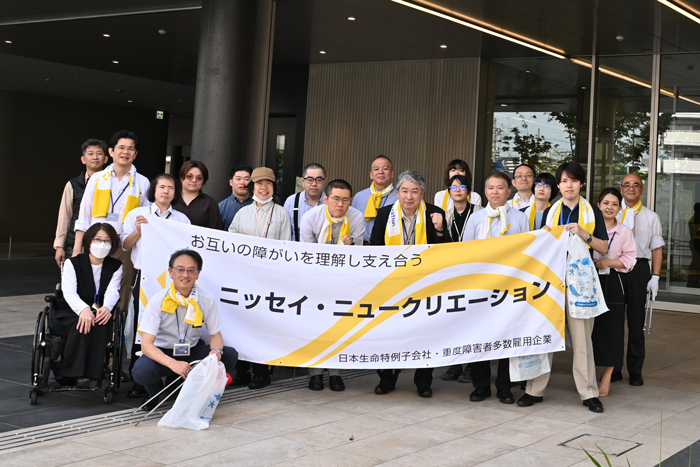 参加者全員で会社前の記念写真